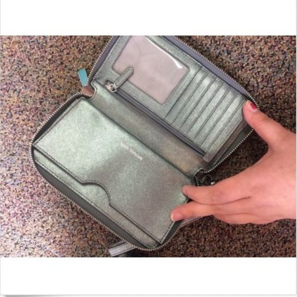 MICHAEL KORS VOYAGER EAST WEST TOTE + WALLET - Picture 7 of 8